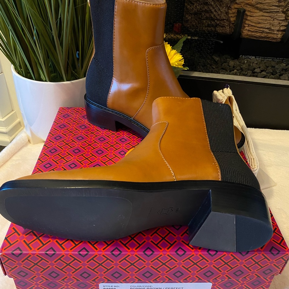 🎉NEW🎉TORY BURCH CHELSEA BOOT - Picture 6 of 8